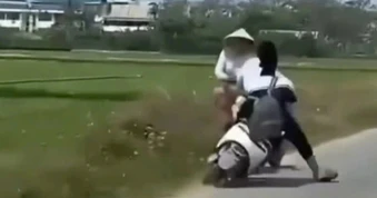 Nam sinh lái xe lạng lách, tông trúng một phụ nữ dừng xe ven đường