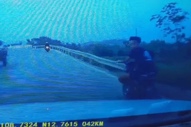 Nam sinh lớp 9 chạy xe đạp điện lạng lách, "trêu ngươi" trước đầu ô tô Nam sinh lớp 9 chạy xe đạp điện lạng lách, "trêu ngươi" trước đầu ô tô