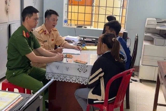 Nam sinh lớp 9 chạy xe đạp điện lạng lách, "trêu ngươi" trước đầu ô tô Nam sinh lớp 9 chạy xe đạp điện lạng lách, "trêu ngươi" trước đầu ô tô