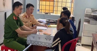 Nam sinh lớp 9 chạy xe đạp điện lạng lách, "trêu ngươi" trước đầu ô tô