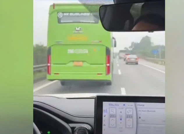 Nam tài xế bị xử phạt vì không nhường đường xe ưu tiên trên cao tốc Nam tài xế bị xử phạt vì không nhường đường xe ưu tiên trên cao tốc