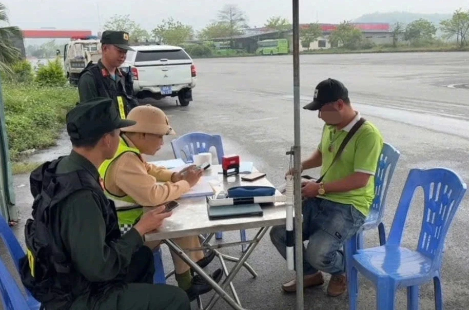 Nam tài xế bị xử phạt vì không nhường đường xe ưu tiên trên cao tốc Nam tài xế bị xử phạt vì không nhường đường xe ưu tiên trên cao tốc