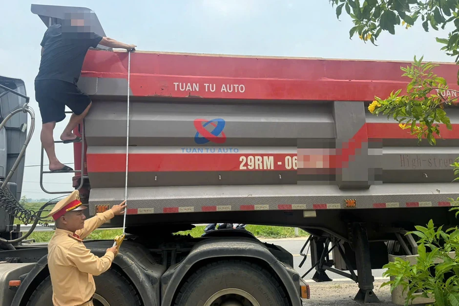 Nam tài xế lái ô tô đầu kéo bỏ chạy khi CSGT ra hiệu lệnh dừng xe Nam tài xế lái ô tô đầu kéo bỏ chạy khi CSGT ra hiệu lệnh dừng xe