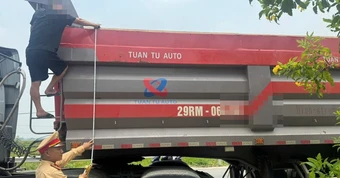 Nam tài xế lái ô tô đầu kéo bỏ chạy khi CSGT ra hiệu lệnh dừng xe