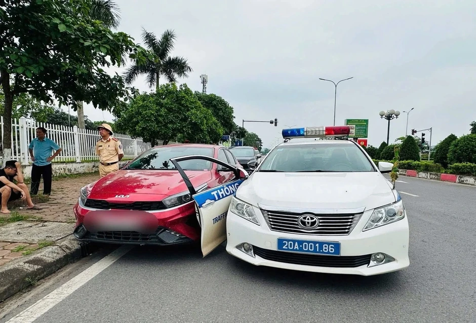 Nam tài xế vi phạm nồng độ cồn, tông gãy cửa ô tô CSGT Nam tài xế vi phạm nồng độ cồn, tông gãy cửa ô tô CSGT