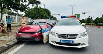 Nam tài xế vi phạm nồng độ cồn, tông gãy cửa ô tô CSGT