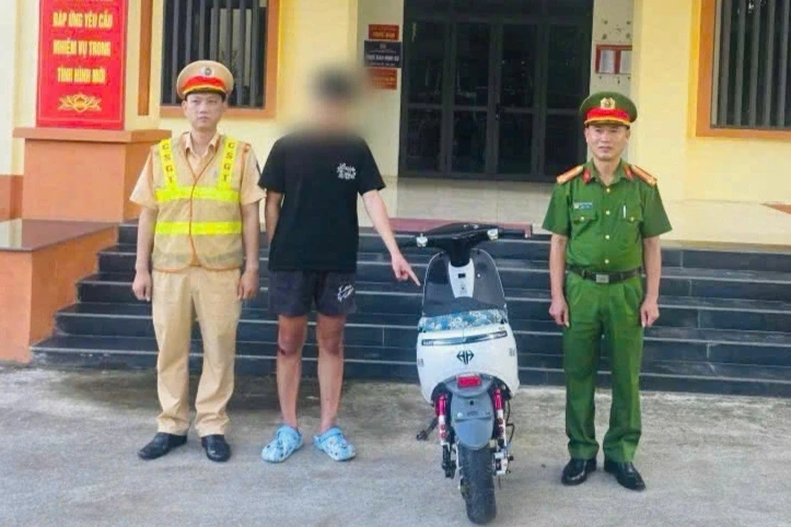 Nam thanh niên bốc đầu xe máy điện, đăng video lên TikTok Nam thanh niên bốc đầu xe máy điện, đăng video lên TikTok