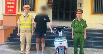 Nam thanh niên bốc đầu xe máy điện, đăng video lên TikTok