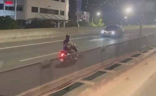 Nam thanh niên đi xe máy ngược chiều đường Vành đai 3 tông vào ô tô Nam thanh niên đi xe máy ngược chiều đường Vành đai 3 tông vào ô tô