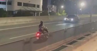 Nam thanh niên đi xe máy ngược chiều đường Vành đai 3 tông vào ô tô