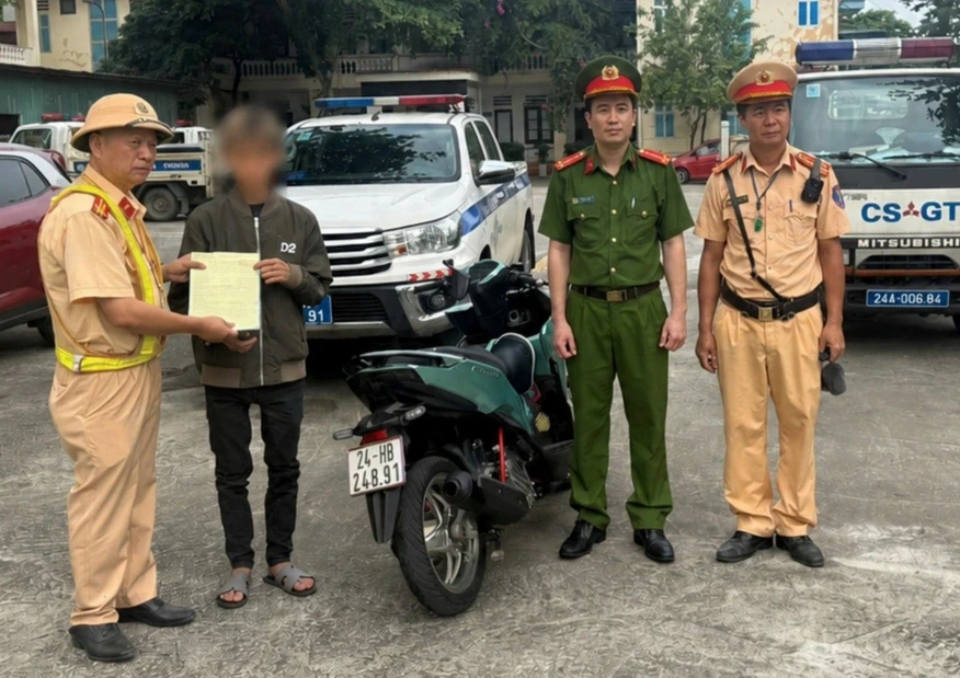 Nam thanh niên ở Lào Cai bị phạt vì độ pô, không có bằng lái xe máy Nam thanh niên ở Lào Cai bị phạt vì độ pô, không có bằng lái xe máy