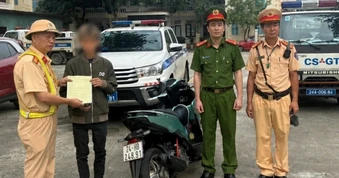 Nam thanh niên ở Lào Cai bị phạt vì độ pô, không có bằng lái xe máy