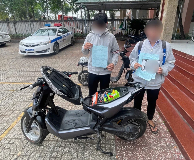 Ngăn chặn tai nạn giao thông từ việc học sinh điều khiển xe máy điện độ chế Ngăn chặn tai nạn giao thông từ việc học sinh điều khiển xe máy điện độ chế