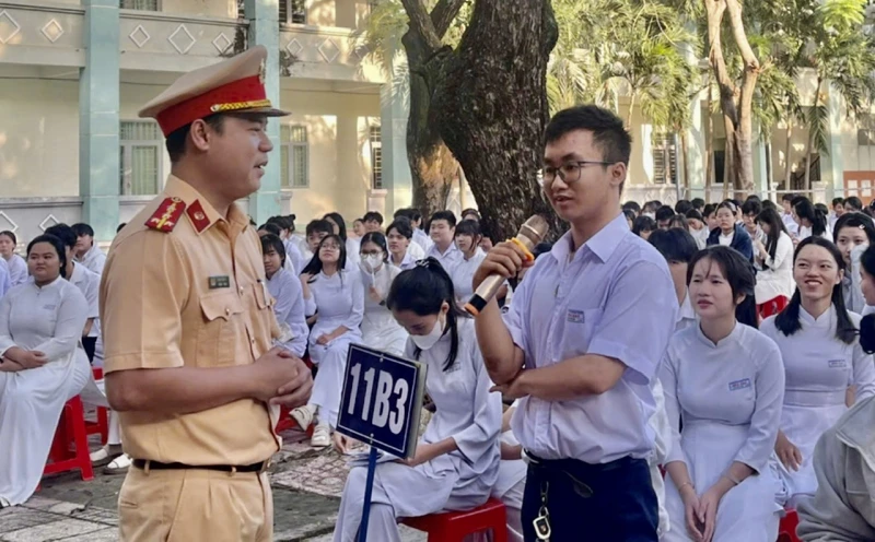 Ngăn chặn tai nạn giao thông từ việc học sinh điều khiển xe máy điện độ chế Ngăn chặn tai nạn giao thông từ việc học sinh điều khiển xe máy điện độ chế