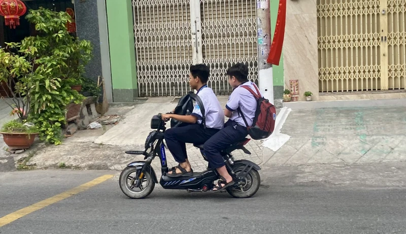 Ngăn chặn tai nạn giao thông từ việc học sinh điều khiển xe máy điện độ chế Ngăn chặn tai nạn giao thông từ việc học sinh điều khiển xe máy điện độ chế
