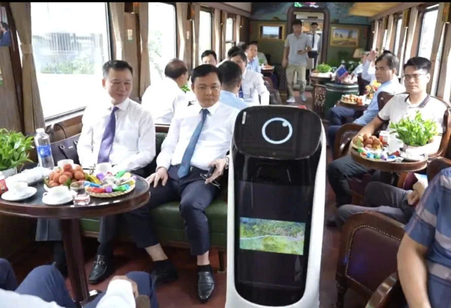 Ngành đường sắt lần đầu đưa 'Sở chỉ huy di động' lên tàu Ngành đường sắt lần đầu đưa 'Sở chỉ huy di động' lên tàu