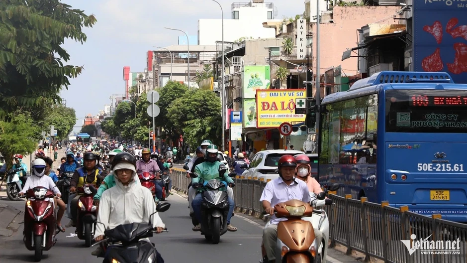 Ngày đầu cấm ô tô trên đường Cách Mạng Tháng Tám ở TPHCM: Tài xế vội tạt vào hẻm Ngày đầu cấm ô tô trên đường Cách Mạng Tháng Tám ở TPHCM: Tài xế vội tạt vào hẻm