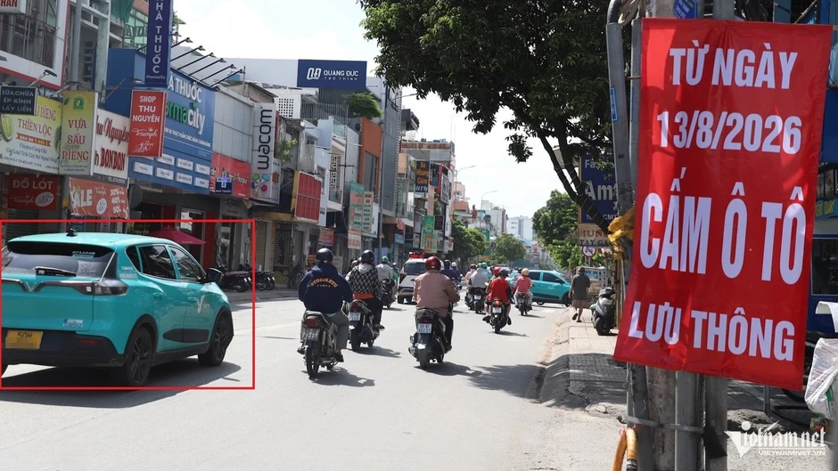 Ngày đầu cấm ô tô trên đường Cách Mạng Tháng Tám ở TPHCM: Tài xế vội tạt vào hẻm Ngày đầu cấm ô tô trên đường Cách Mạng Tháng Tám ở TPHCM: Tài xế vội tạt vào hẻm