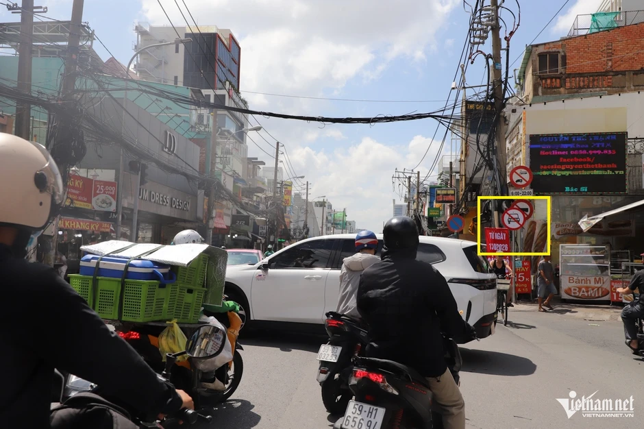 Ngày đầu cấm ô tô trên đường Cách Mạng Tháng Tám ở TPHCM: Tài xế vội tạt vào hẻm Ngày đầu cấm ô tô trên đường Cách Mạng Tháng Tám ở TPHCM: Tài xế vội tạt vào hẻm