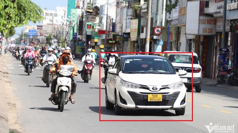 Ngày đầu cấm ô tô trên đường Cách Mạng Tháng Tám ở TPHCM: Tài xế vội tạt vào hẻm Ngày đầu cấm ô tô trên đường Cách Mạng Tháng Tám ở TPHCM: Tài xế vội tạt vào hẻm
