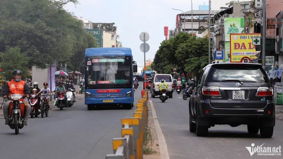 Ngày đầu cấm ô tô trên đường Cách Mạng Tháng Tám ở TPHCM: Tài xế vội tạt vào hẻm Ngày đầu cấm ô tô trên đường Cách Mạng Tháng Tám ở TPHCM: Tài xế vội tạt vào hẻm