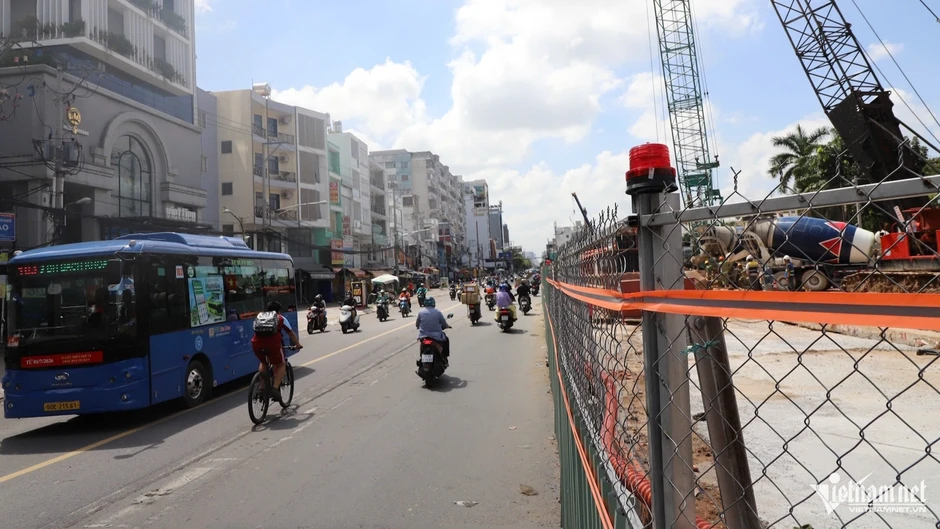 Ngày đầu cấm ô tô trên đường Cách Mạng Tháng Tám ở TPHCM: Tài xế vội tạt vào hẻm Ngày đầu cấm ô tô trên đường Cách Mạng Tháng Tám ở TPHCM: Tài xế vội tạt vào hẻm