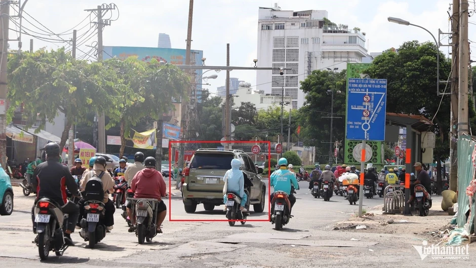 Ngày đầu cấm ô tô trên đường Cách Mạng Tháng Tám ở TPHCM: Tài xế vội tạt vào hẻm Ngày đầu cấm ô tô trên đường Cách Mạng Tháng Tám ở TPHCM: Tài xế vội tạt vào hẻm