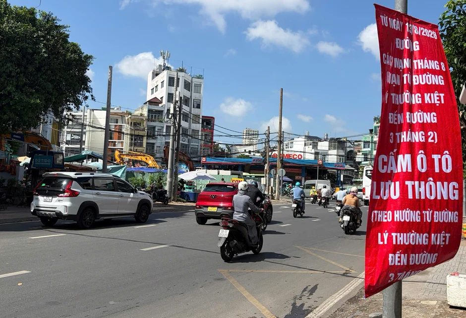 Ngày đầu cấm ô tô trên đường Cách Mạng Tháng Tám ở TPHCM: Tài xế vội tạt vào hẻm Ngày đầu cấm ô tô trên đường Cách Mạng Tháng Tám ở TPHCM: Tài xế vội tạt vào hẻm