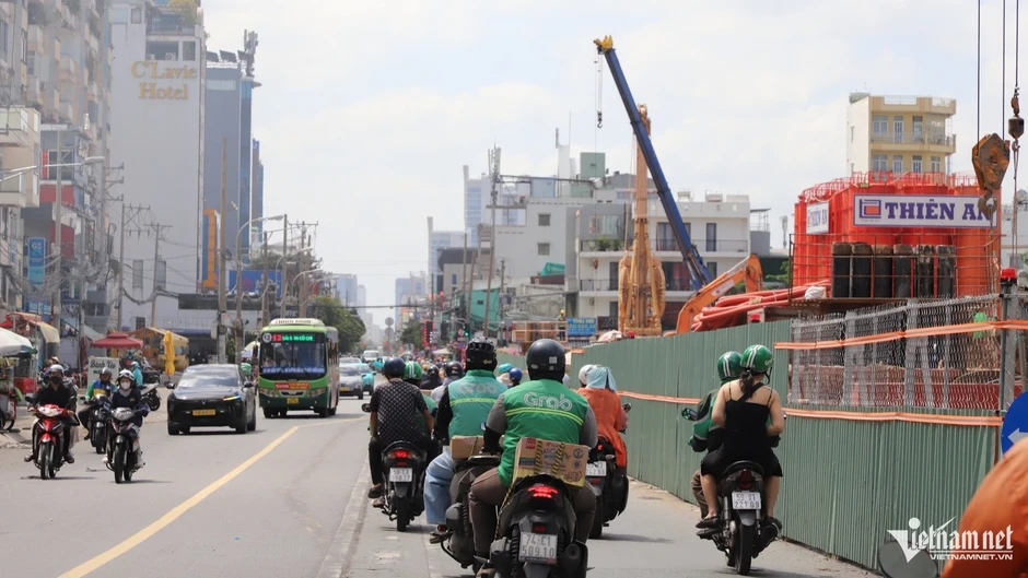 Ngày đầu cấm ô tô trên đường Cách Mạng Tháng Tám ở TPHCM: Tài xế vội tạt vào hẻm Ngày đầu cấm ô tô trên đường Cách Mạng Tháng Tám ở TPHCM: Tài xế vội tạt vào hẻm