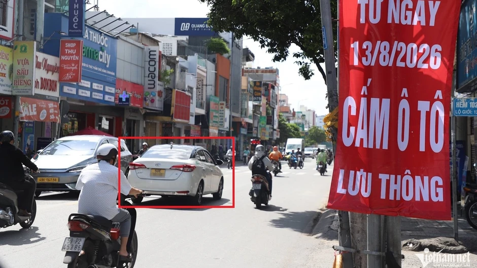 Ngày đầu cấm ô tô trên đường Cách Mạng Tháng Tám ở TPHCM: Tài xế vội tạt vào hẻm Ngày đầu cấm ô tô trên đường Cách Mạng Tháng Tám ở TPHCM: Tài xế vội tạt vào hẻm