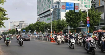 Ngày đầu phân làn đảo chiều trên đường Cộng Hòa (TPHCM): Giao thông cơ bản ổn định
