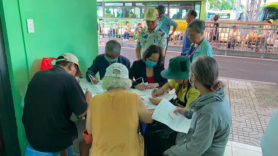 Ngày đầu triển khai cấp Thẻ giao thông công cộng cho 4 nhóm ưu tiên Ngày đầu triển khai cấp Thẻ giao thông công cộng cho 4 nhóm ưu tiên