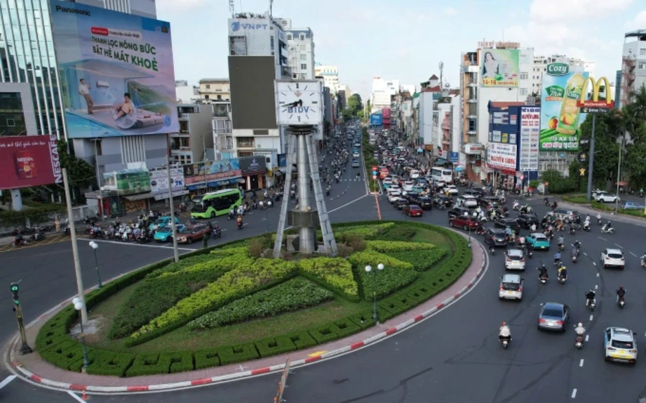 Ngày đầu vòng xoay trung tâm TP HCM phân luồng bằng đèn tín hiệu Ngày đầu vòng xoay trung tâm TP HCM phân luồng bằng đèn tín hiệu