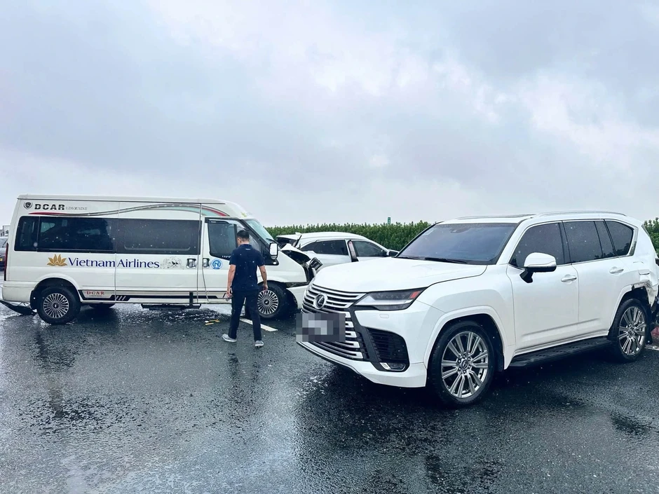 Nghi vấn tài xế ô tô Lexus tạt đầu, chặn xe khác trên cao tốc
