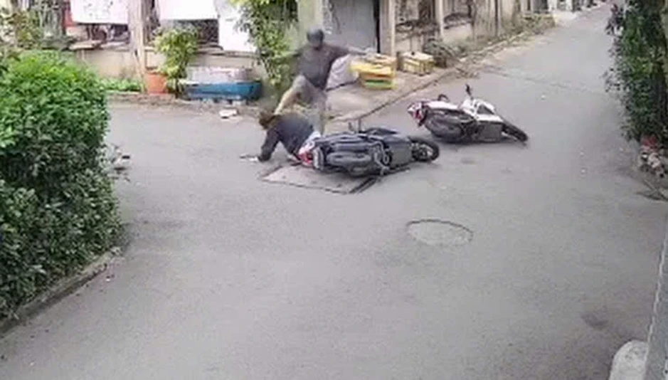 Người đàn ông đạp vào đầu cô gái sau va chạm giao thông Người đàn ông đạp vào đầu cô gái sau va chạm giao thông