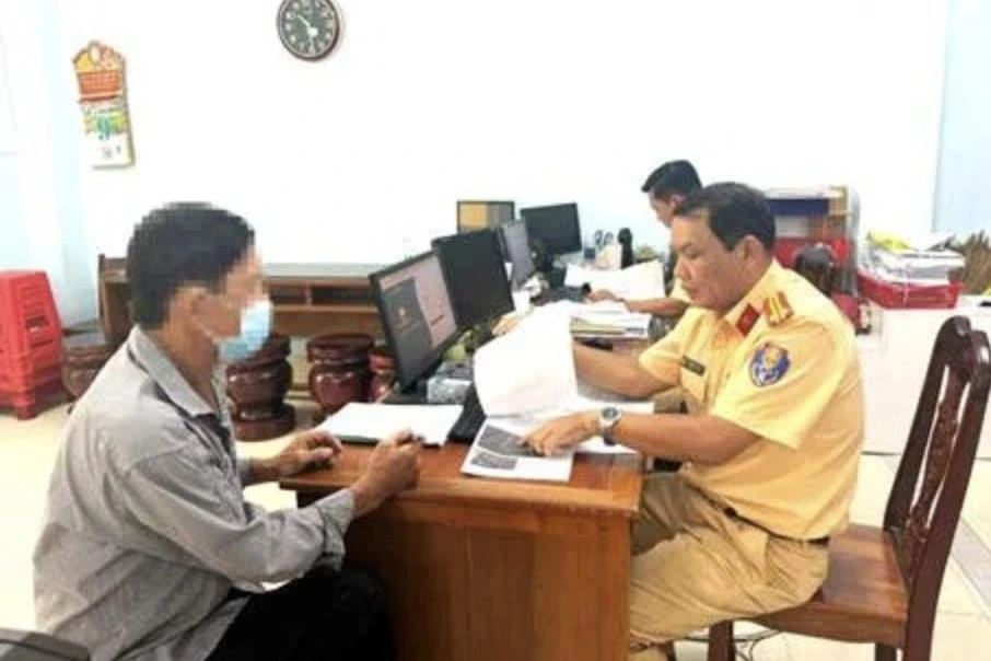 Người đàn ông đi xe máy 10 lần "dính phạt nguội" do chạy quá tốc độ Người đàn ông đi xe máy 10 lần "dính phạt nguội" do chạy quá tốc độ