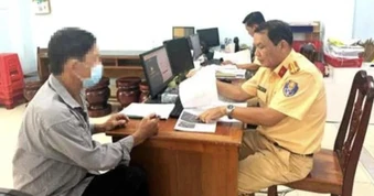 Người đàn ông đi xe máy 10 lần "dính phạt nguội" do chạy quá tốc độ