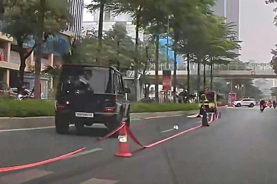 Người đi bộ tử vong sau va chạm với ô tô Mercedes G63 ở Hà Nội Người đi bộ tử vong sau va chạm với ô tô Mercedes G63 ở Hà Nội