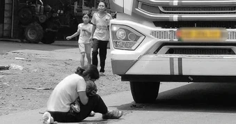 Người phụ nữ ôm bé trai 3 tuổi tử vong trước đầu xe tải