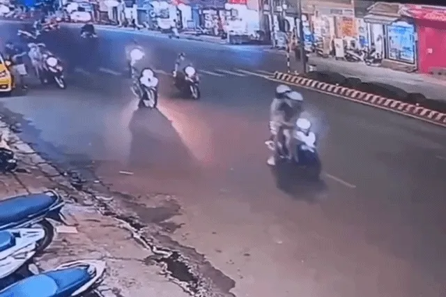 Người phụ nữ tông trúng học sinh rồi lao xe vào tiệm thuốc Người phụ nữ tông trúng học sinh rồi lao xe vào tiệm thuốc