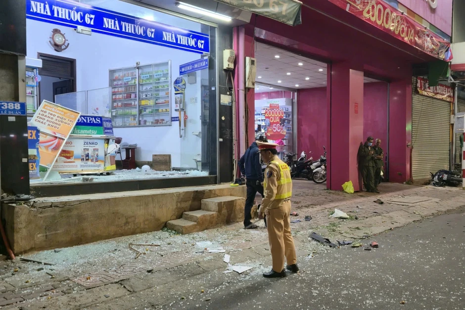 Người phụ nữ tông trúng học sinh rồi lao xe vào tiệm thuốc Người phụ nữ tông trúng học sinh rồi lao xe vào tiệm thuốc