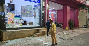 Người phụ nữ tông trúng học sinh rồi lao xe vào tiệm thuốc