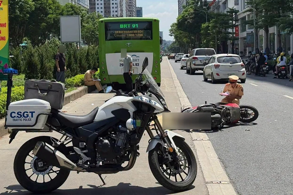 Người phụ nữ tử vong sau va chạm xe buýt BRT, cảnh sát nhắc nhở thói quen xấu Người phụ nữ tử vong sau va chạm xe buýt BRT, cảnh sát nhắc nhở thói quen xấu