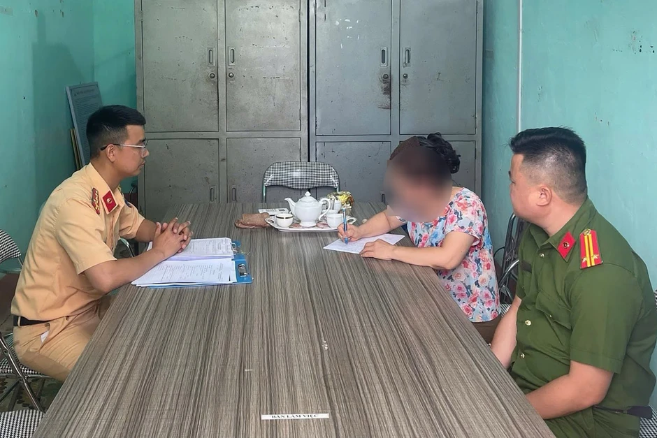 Người phụ nữ vô tư tập lắc vòng trên đường ray tàu hỏa Người phụ nữ vô tư tập lắc vòng trên đường ray tàu hỏa