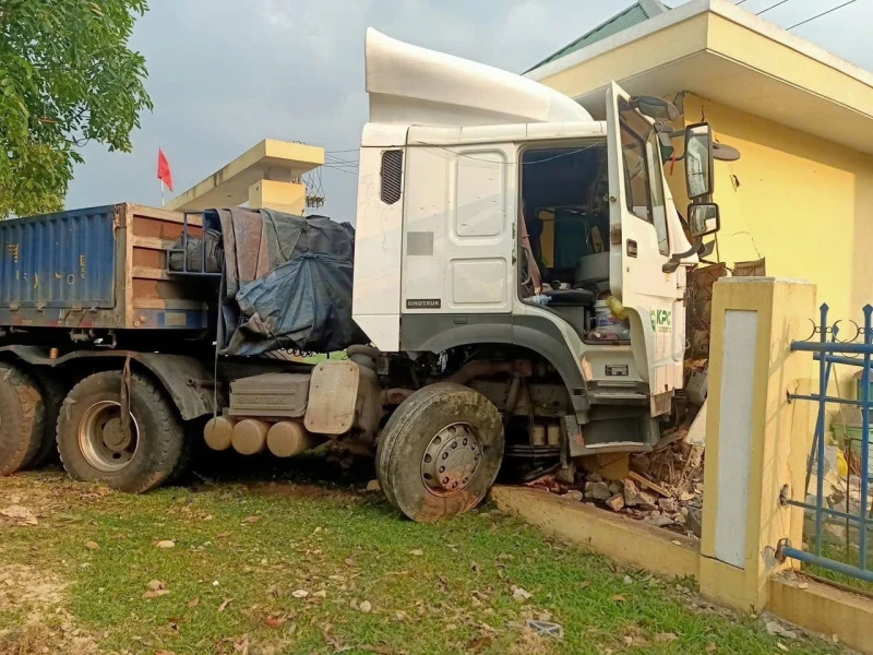 Nguy cơ tai nạn rình rập trên Quốc lộ 49 Nguy cơ tai nạn rình rập trên Quốc lộ 49