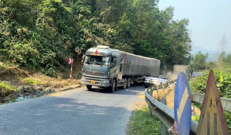 Nguy cơ tai nạn rình rập trên Quốc lộ 49 Nguy cơ tai nạn rình rập trên Quốc lộ 49