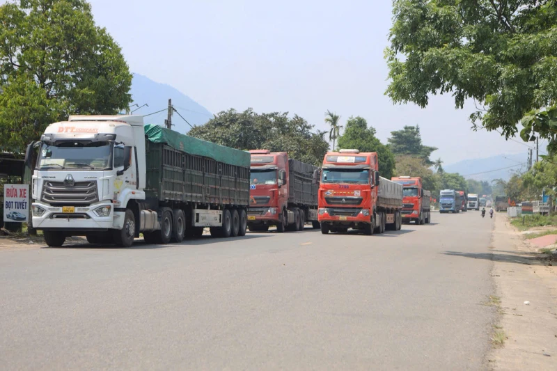 Nguy cơ tai nạn rình rập trên Quốc lộ 49 Nguy cơ tai nạn rình rập trên Quốc lộ 49