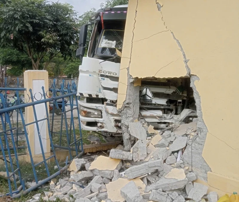 Nguy cơ tai nạn rình rập trên Quốc lộ 49 Nguy cơ tai nạn rình rập trên Quốc lộ 49