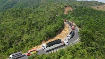 Nguy cơ tai nạn rình rập trên Quốc lộ 49