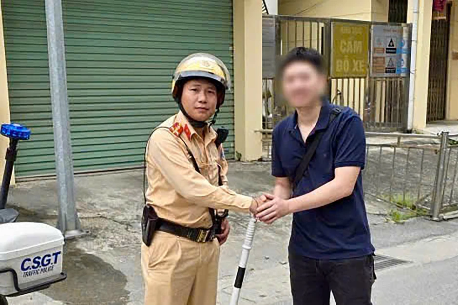 Nhận đề nghị từ người đàn ông lái ô tô, tổ CSGT ở Hà Nội quyết định hành động khẩn Nhận đề nghị từ người đàn ông lái ô tô, tổ CSGT ở Hà Nội quyết định hành động khẩn